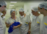 Mulher, que nasceu sem útero, faz transplante e consegue gerar bebê